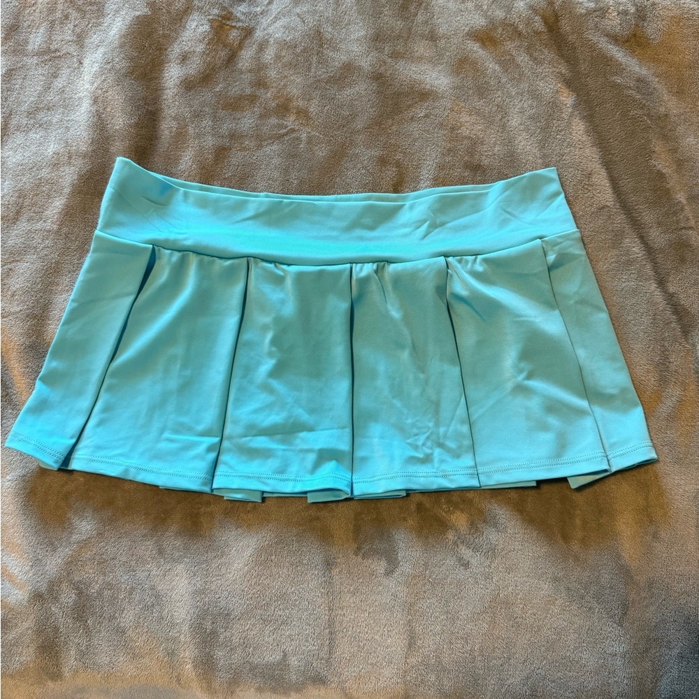 Mini Skirt Raves/dancing